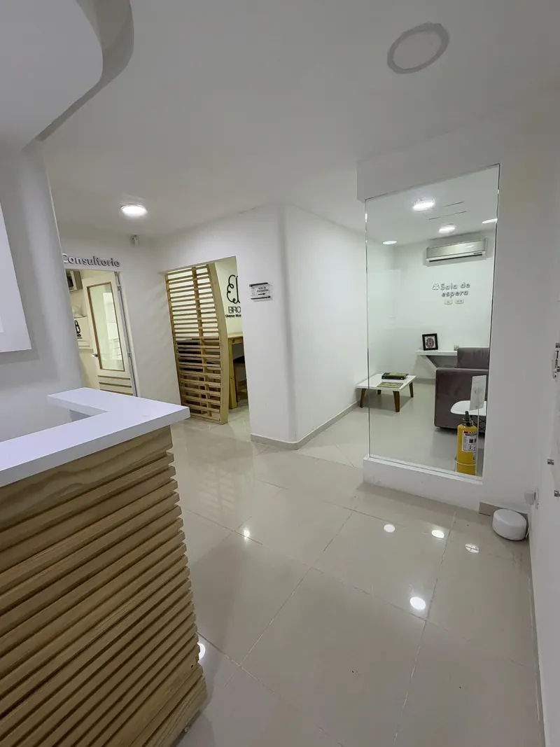 Ingreso a Broca Unidad Neurológica con vista a la recepción y la sala de espera, Armenia, Quindío